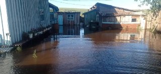 Паводок в Комсомольском: Дома под водой несмотря на дамбу