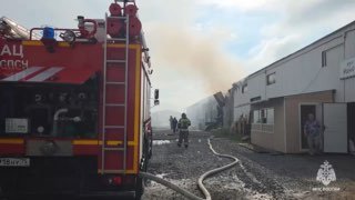 Пожар на Романовском тракте: склад в огне, пострадавших нет